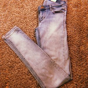 im selling low waisted light washed skinny jeans